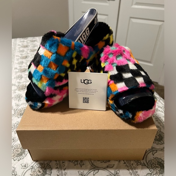 UGG WOMEN’S FLUFF YEAH BLACK/MULTI COLOR SLIPPER/SANDAL SIZE 6 - Picture 1 of 12